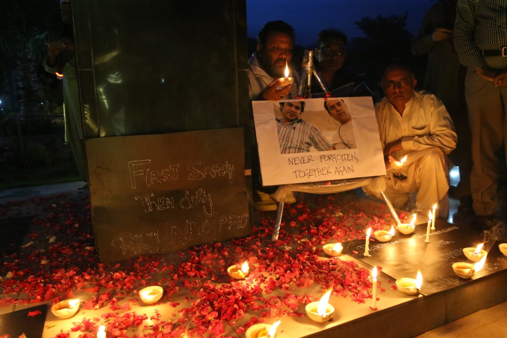 Pakistani journalists pay tribute to their Afghan colleagues killed on Monday (Muhammed Semih Ugurlu/Getty Images)