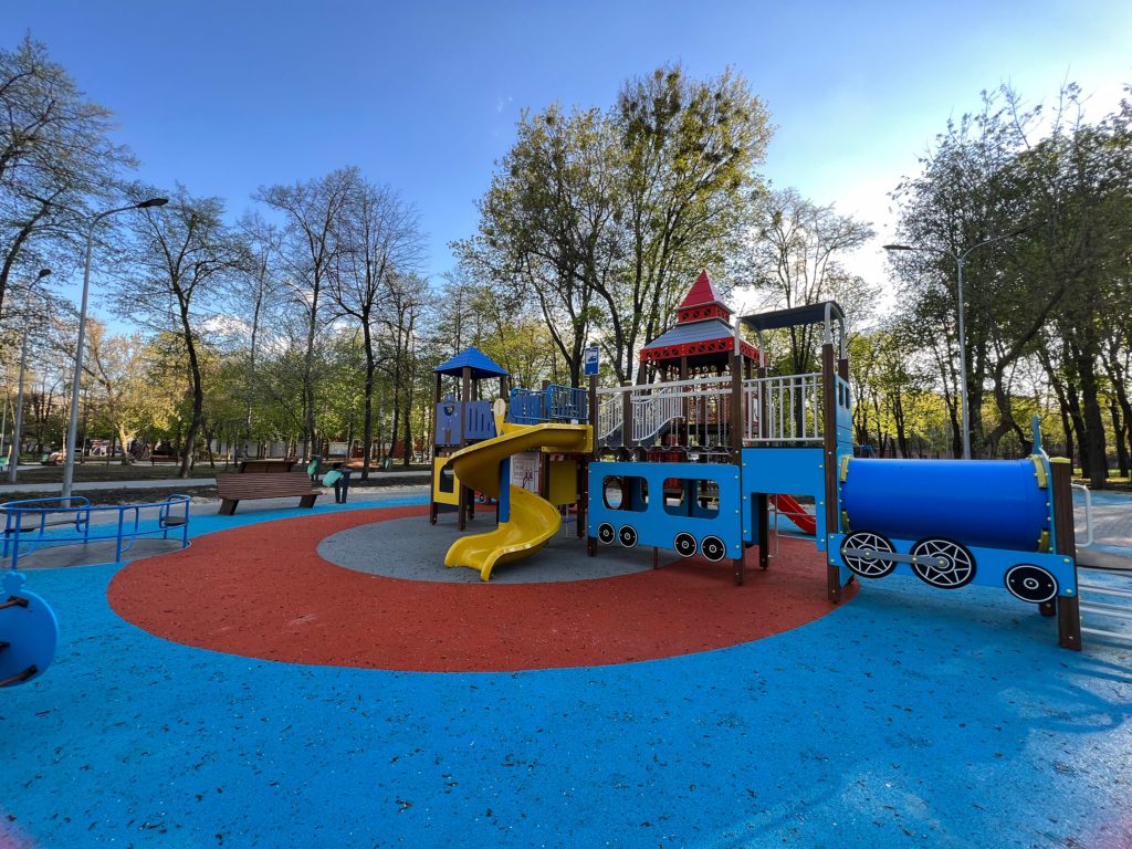 The playground near Myru St where cluster munitions exploded on 15 April, gravely injuring Oksana Litvynyenko & killing & injuring others