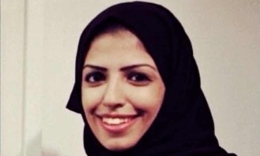 الاسم: سلمى الشهابالعمر: 34 عامًا
الجنسية: سعودية
الحالة: محكوم عليها بالسجن لمدة 34 عامًا وبحظر سفر بالمدة نفسها
الجريمة المرتكبة: التغريد على تويتر
