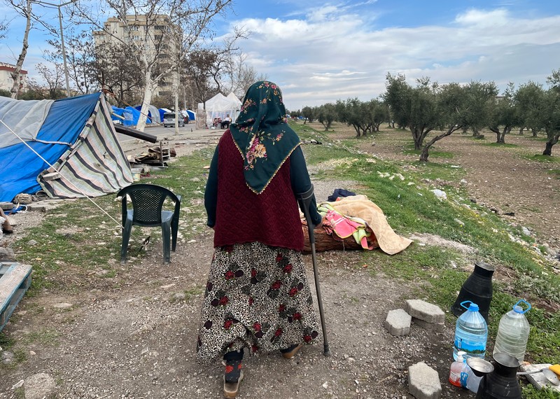 Woman with crutch in informal site for people displaced by the earthquakes in Kahramanmaras, Türkiye March 2023