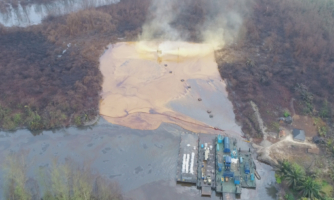 Oil pollution in a Nigerian waterway