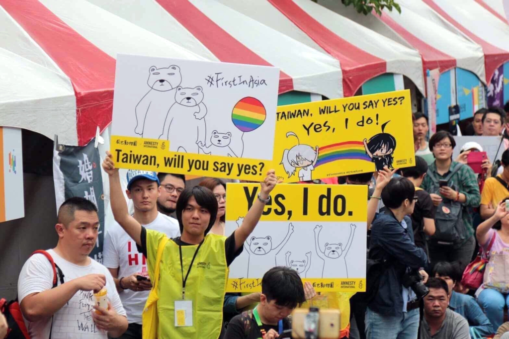 :el;. La gente sostiene pancartas pidiendo a Taiwán que legalice el matrimonio entre personas del mismo sexo