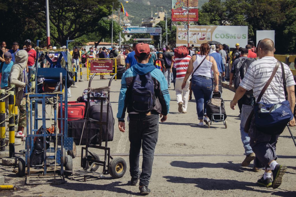 Migrantes venezolanos cruzando el puente internacional "Simón Bolívar" en Cúcuta, Colombia, con todas sus pertenencias.