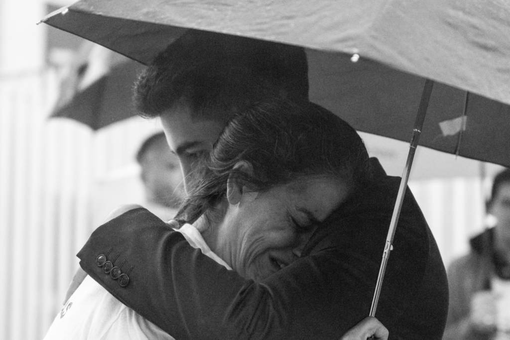 La madre de Blas Correa y su hijo, Juan Segundo, se abrazan momentos antes de que se anunciara el veredicto que condenó a los culpables de la muerte de Blas.