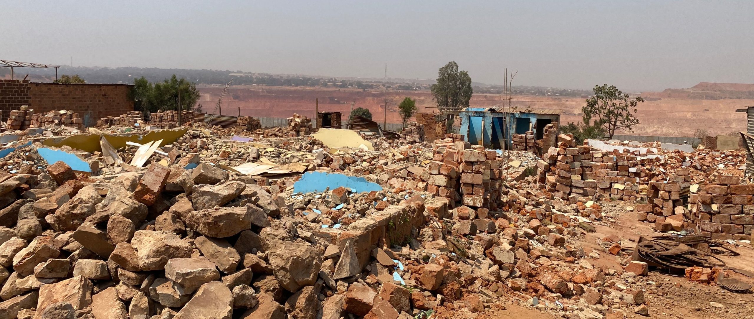 Des ruines à perte de vue de maisons démolies.