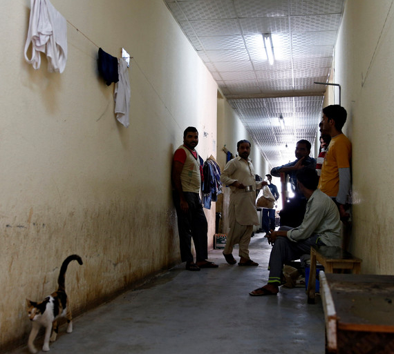 Trabajadores en un sucio pasillo de un alojamiento en Arabia Saudí