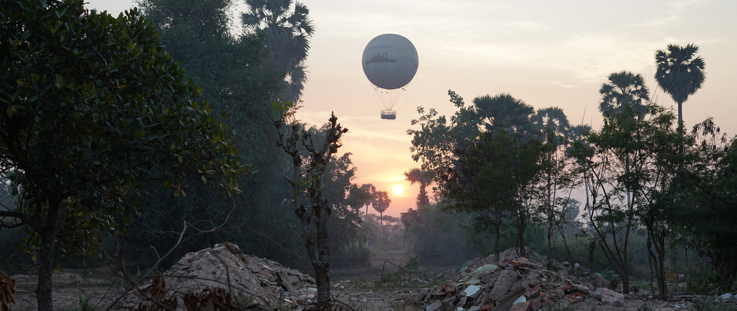 Esta imagen, tomada en marzo de 2023, muestra un globo aerostático para turistas que visitan Siem Reap, en Camboya, sobrevolando una zona de desalojos cerca del afamado templo de Angkor. 