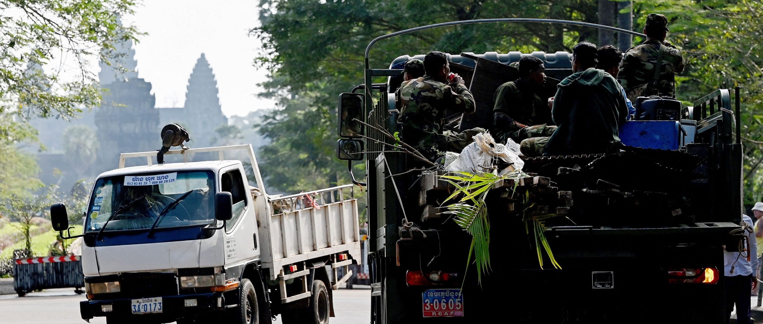 Foto tomada el 18 de enero de 2023, que muestra un vehículo militar transportando las pertenencias de un residente, al pasar por el templo de Angkor en la provincia de Siem Reap. El ejército participó en el traslado de los residentes que accedieron a trasladarse desde Angkor hasta el lugar de reasentamiento de Run Ta Ek. Pero numerosos residentes dijeron a Amnistía que los traslados no fueron voluntarios.