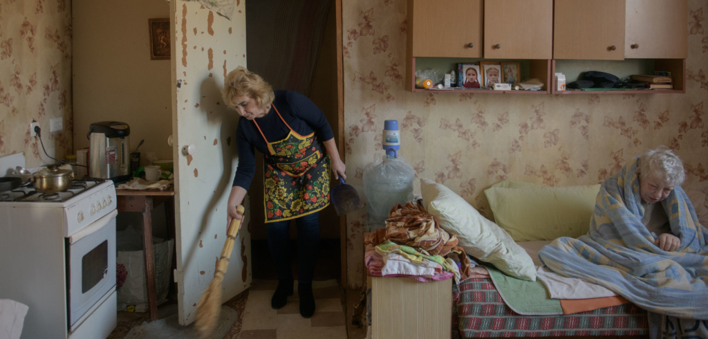 Україна: російське вторгнення змусило людей похилого віку з інвалідністю терпіти ізоляцію та зневагу – новий звіт