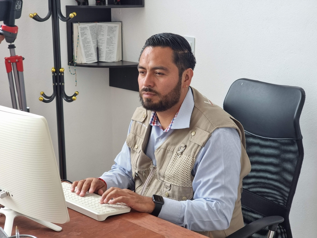 Le journaliste mexicain Alberto Amaro travaillant à son bureau