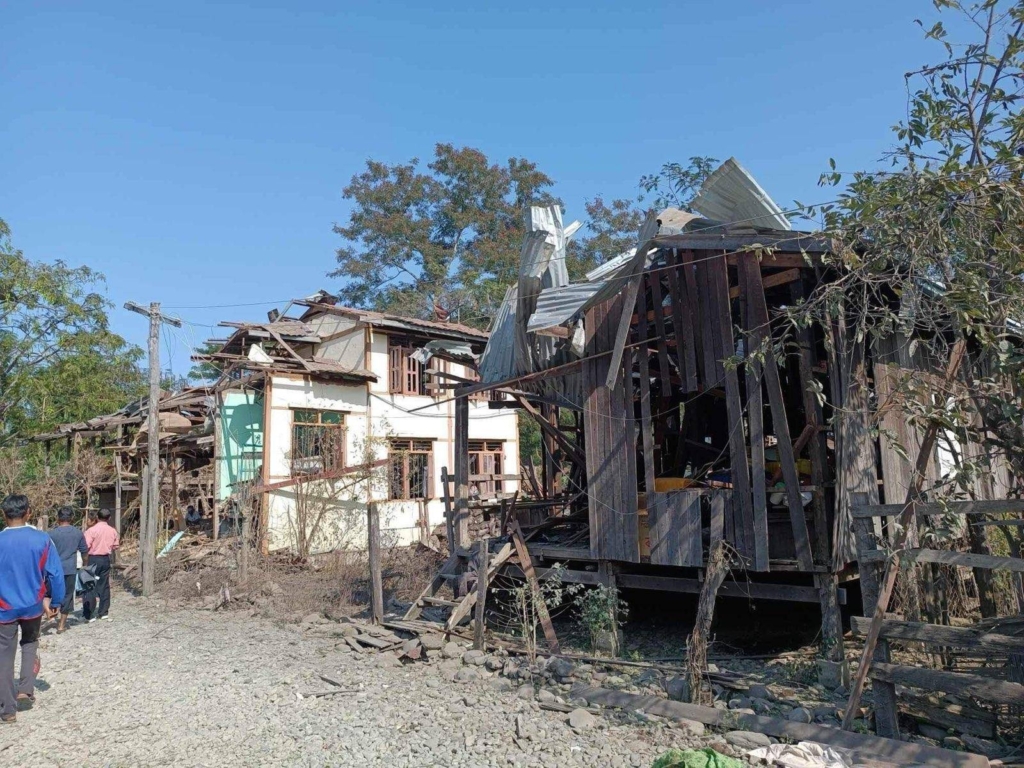 Varias personas inspeccionan los daños causados a sus viviendas. Las estructuras de madera se han visto especialmente afectadas por las explosiones.