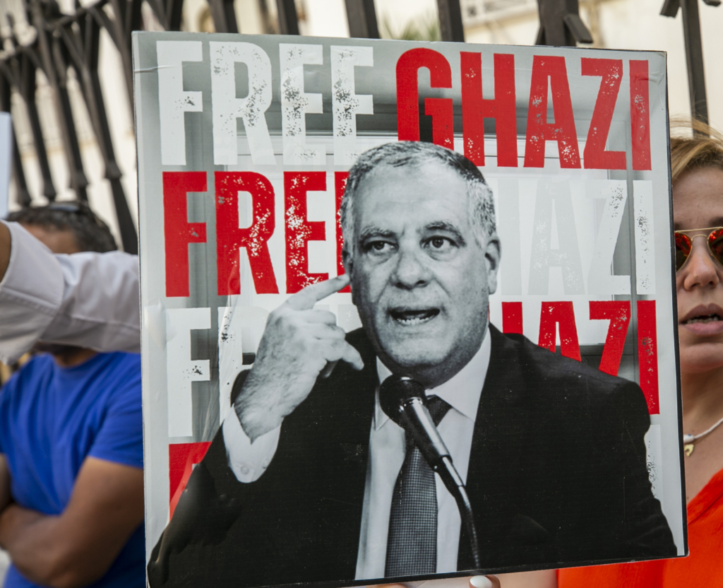 Des manifestant·e·s rassemblés devant la Cour suprême pour demander la libération des prisonniers et prisonnnières politiques, dont Ghazi Chaouachi, en photo sur l'afiche, à Tunis, Tunisie le 7 septembre 2023.