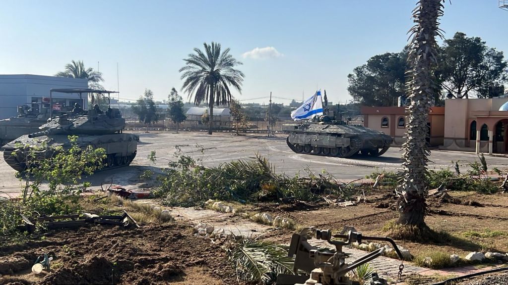 Israeli tanks near Rafah crossing 7 May 2024