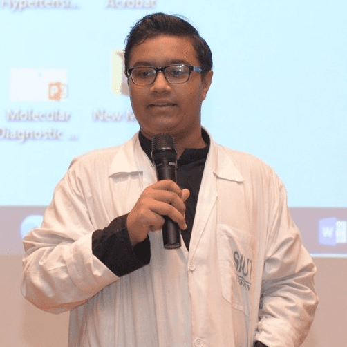 Muhammad Urooj Zaidi parlant dans un micro