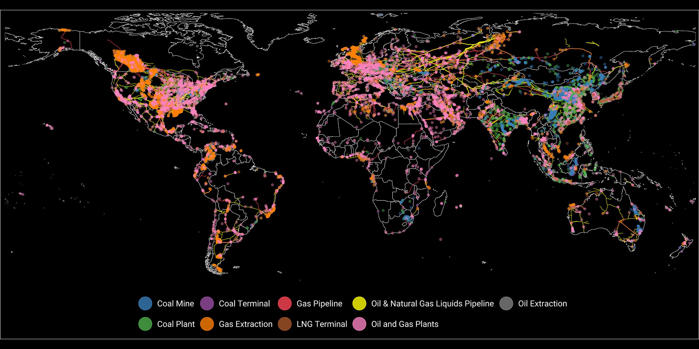 Карта мира с цветными точками, обозначающими объекты инфраструктуры ископаемого топлива. Условные обозначения включают следующие типы объектов: угольная шахта, угольный терминал, газопровод, трубопровод для нефти и сжиженного природного газа, нефтедобыча, угольная электростанция, газодобыча, терминал СПГ, нефтегазовые заводы. Эти объекты в основном сосредоточены в Северной Америке, Европе и Азии, но охватывают весь мир.