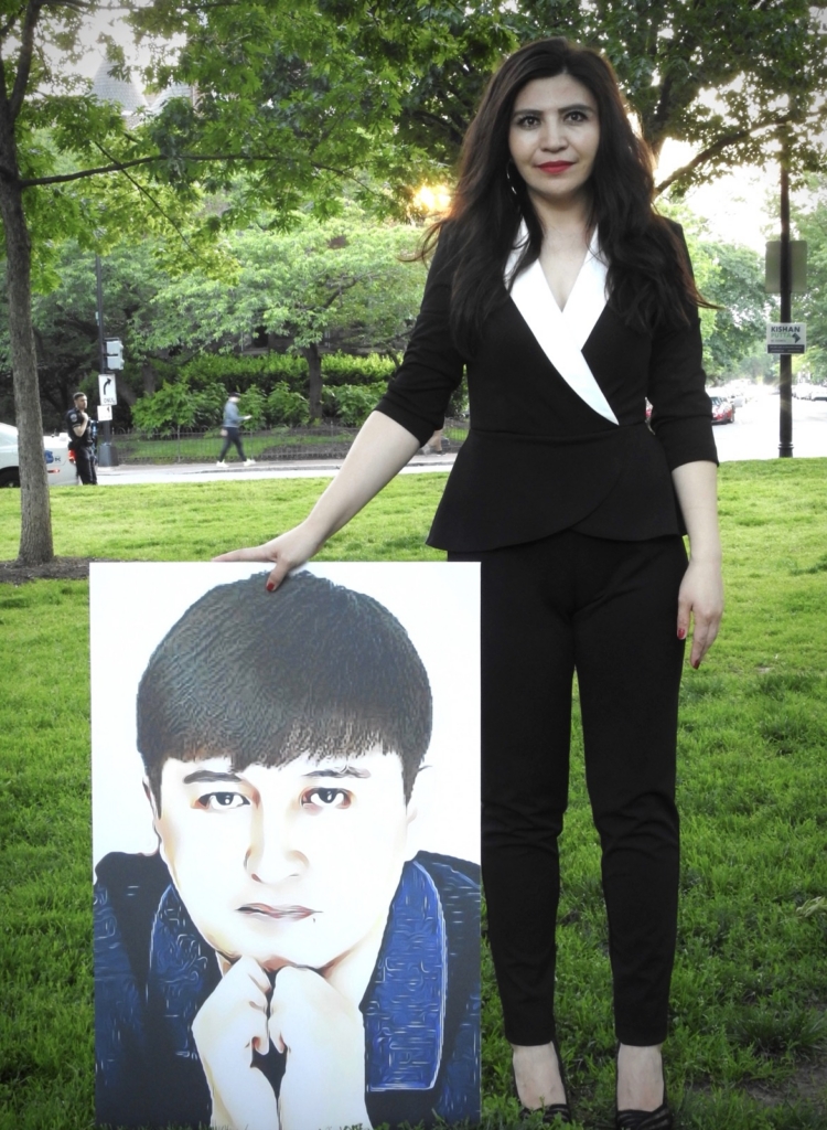 Rayhan Asat con una foto de su hermano Ekpar Asat