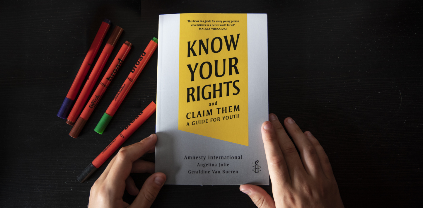 “Know Your Rights and Claim Them”, por Amnistía Internacional, Angelina Jolie y Geraldine Van Bueren