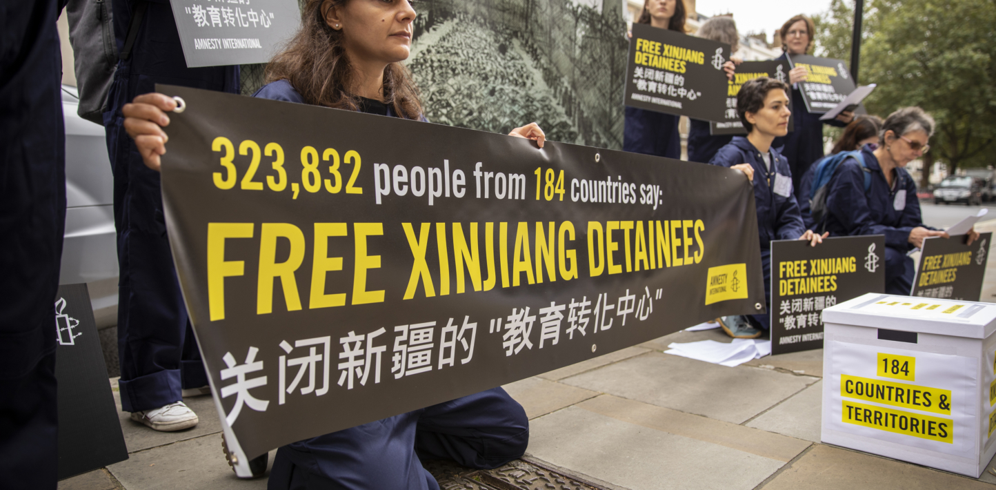 Activistas de Amnistía Internacional entregan una petición en la Embajada de China en Londres (Reino Unido), el 7 de octubre de 2021, solicitando la liberación de las personas detenidas en Xinjiang.