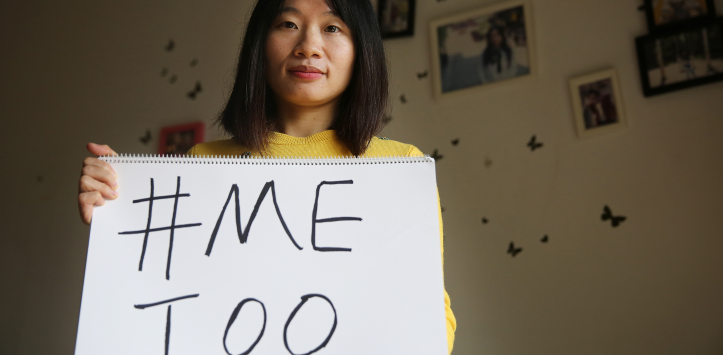 Sophia Huang sostiene un cartel con el lema #MeToo