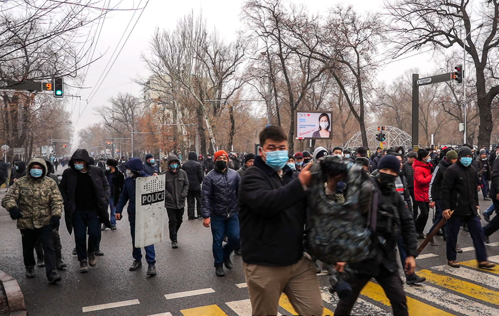Manifestantes durante una protesta tras un fuerte aumento de los precios de la energía en Almaty, 5 de enero de 2022. - Los manifestantes irrumpieron el miércoles en la alcaldía de la ciudad más grande de Kazajistán, Almaty, cuando unos disturbios sin precedentes en esta nación de Asia Central se descontrolaron. Motivadas por un incremento del precio de la energía en Año Nuevo, las protestas se extendieron por todo Kazajistán en un excepcional desafío al autoritario gobierno del país de la antigua Unión Soviética. (Foto: Abduaziz MADYAROV / AFP) (Foto: ABDUAZIZ MADYAROV/AFP vía Getty Images)