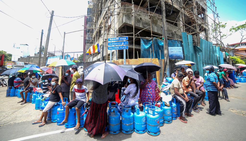 Personas haciendo cola con bombonas de gas vacías cerca de un centro de distribución de gas en la capital de Sri Lanka , Colombo, el 21 de mayo de 2022.