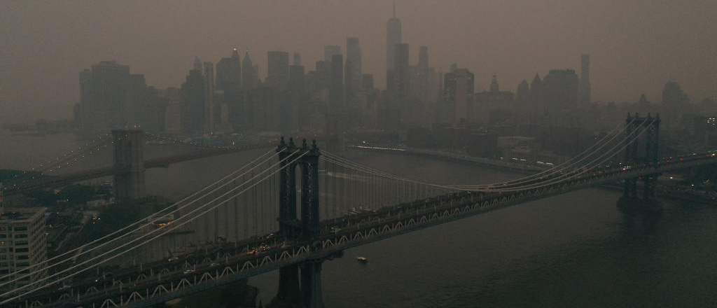 El humo de los incendios forestales oscurece la silueta de Nueva York