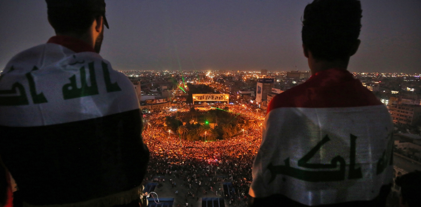 Manifestantes iraquíes congregados en la plaza Tahrir durante las manifestaciones antigubernamentales en la capital, Bagdad, el 31 de octubre de 2019. - El presidente de Irak prometió hoy celebrar elecciones anticipadas en respuesta a un mes de protestas que se han saldado con muertes, pero los manifestantes dijeron que la medida estaba muy lejos de sus demandas de una revisión política.