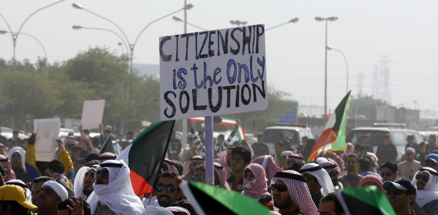 Personas árabes apátridas, conocidas como bidun, protestan para pedir la ciudadanía kuwaití y otros derechos en Jahra, al noreste de la ciudad de Kuwait, el 30 de diciembre de 2011. Los manifestantes llevan pancartas con el lema, en inglés: La ciudadanía es la única solución.