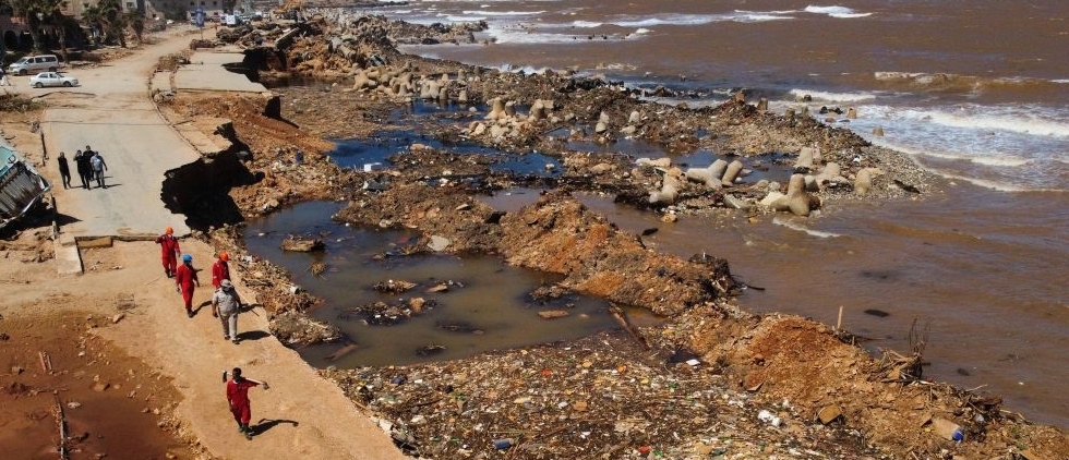 Una vista aérea muestra la destrucción en la zona costera de la ciudad de Derna, en el este de Libia, el 19 de septiembre de 2023, tras las mortíferas inundaciones repentinas.