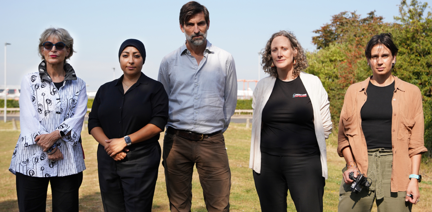 Agnès Callamard, secretaria general de Amnistía Internacional (izquierda), Maryam Al-Khawaja (segunda por la izquierda) con miembros de la delegación a quienes se impidió embarcar en un vuelo de British Airlines a Bahréin.