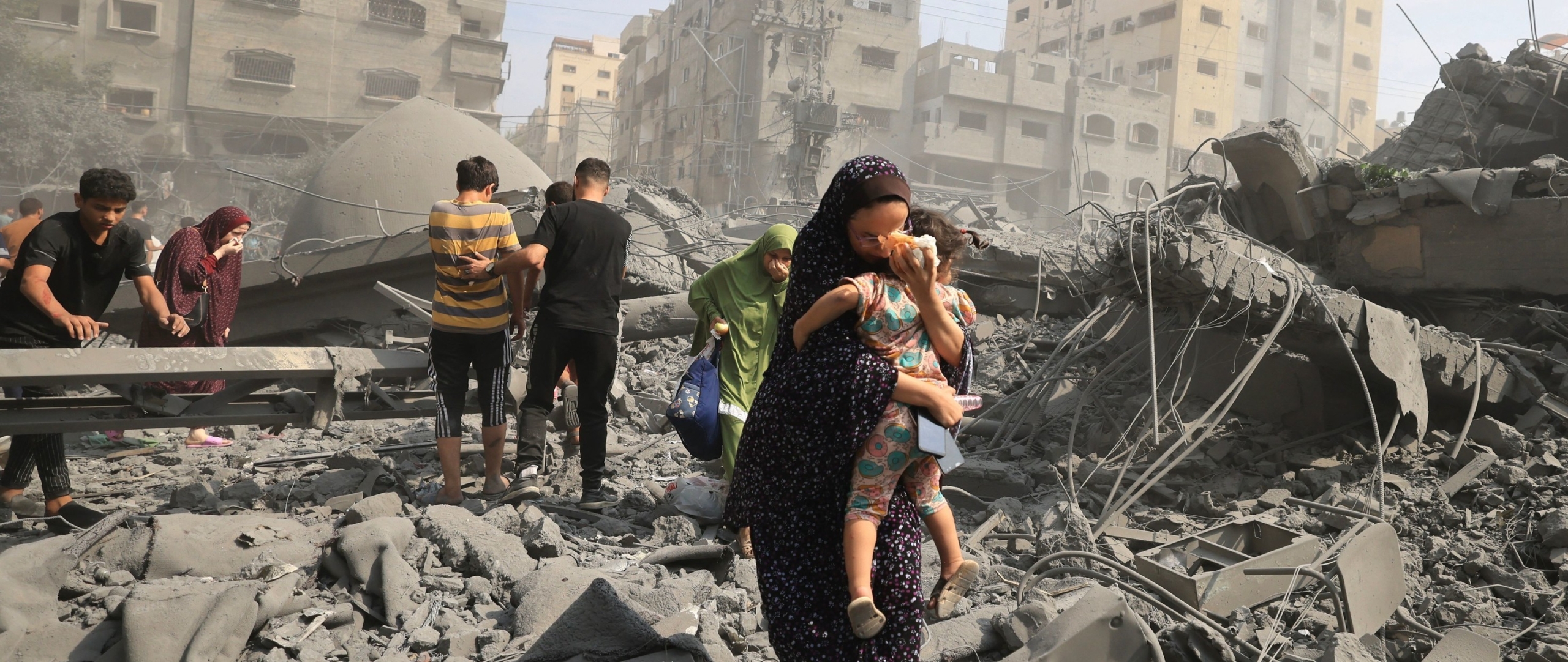 Residentes en la ciudad palestina de Gaza evacuan la zona de la mezquita de Sousi tras un ataque aéreo israelí el 9 de octubre de 2023.