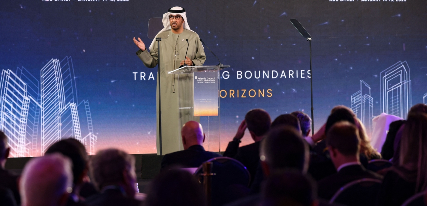 El ministro de Estado de Emiratos Árabes Unidos y director ejecutivo de la Empresa Petrolera Nacional de Abu Dabi (ADNOC), Sultan Ahmed al Jaber, se dirige al público en la sesión inaugural del Foro Global de Energía del Consejo Atlántico en la capital, Abu Dabi, el 14 de enero de 2023.