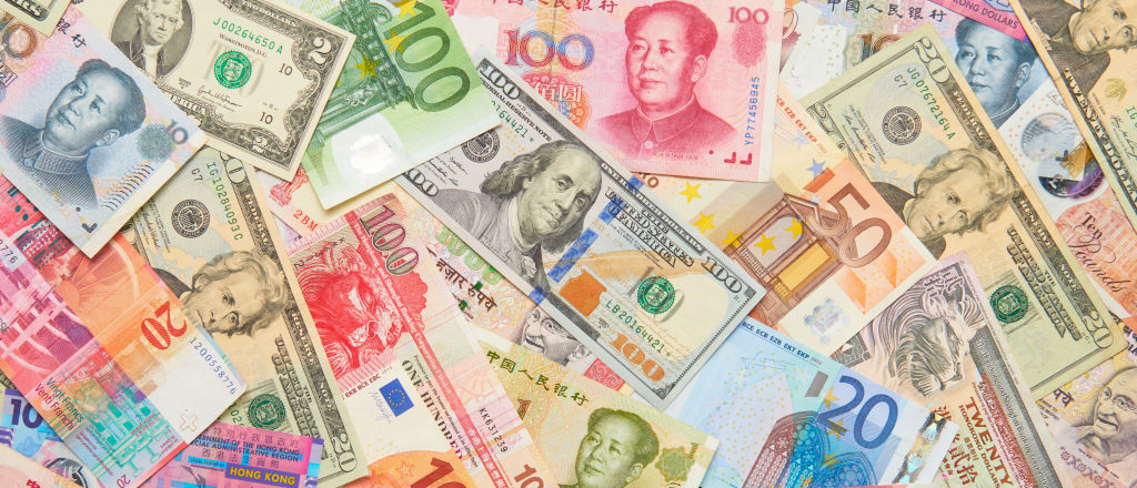 Imagen de billetes de alto valor de diferentes países.