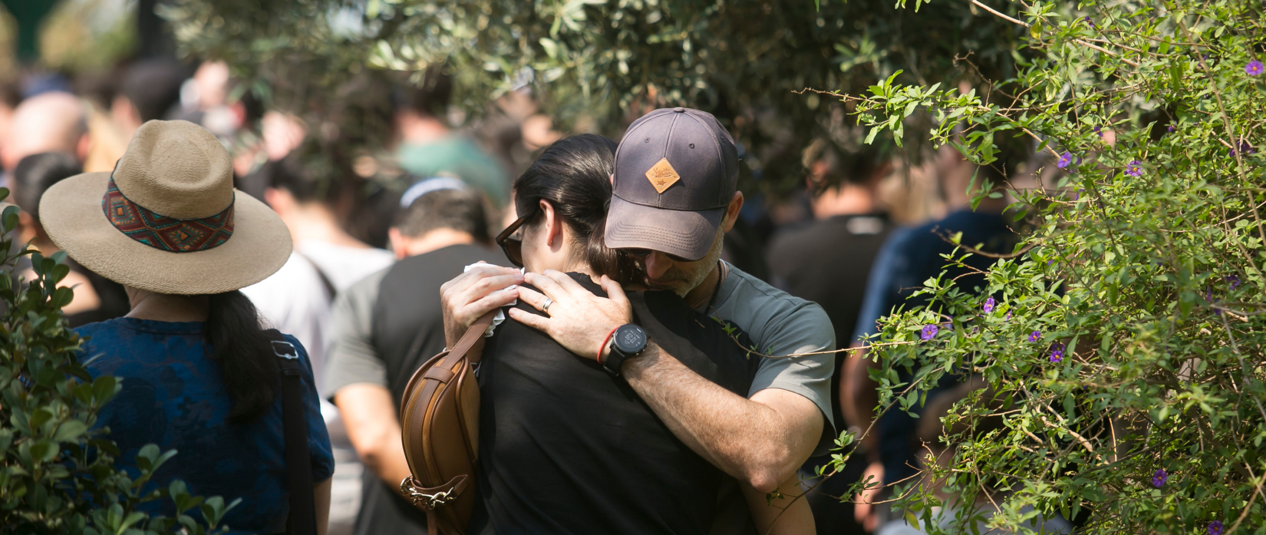 an Haim, Israel, 11 de octubre La familia y los amigos de May Naim, joven de 24 años asesinada por grupos armados palestinos en el Festival Nova, que se celebraba cerca de la frontera israelí con la Franja de Gaza, se abrazan durante su funeral el 11 de octubre de 2023 en Gan Haim (Israel).
