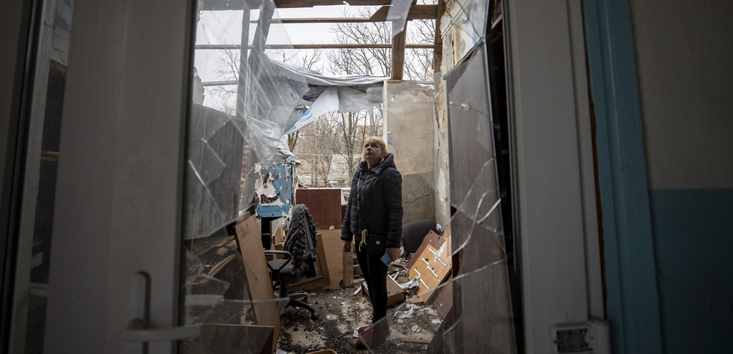 Una mujer en un edificio dañado en medio de la guerra entre Ucrania y Rusia, en Orejov (Ucrania).