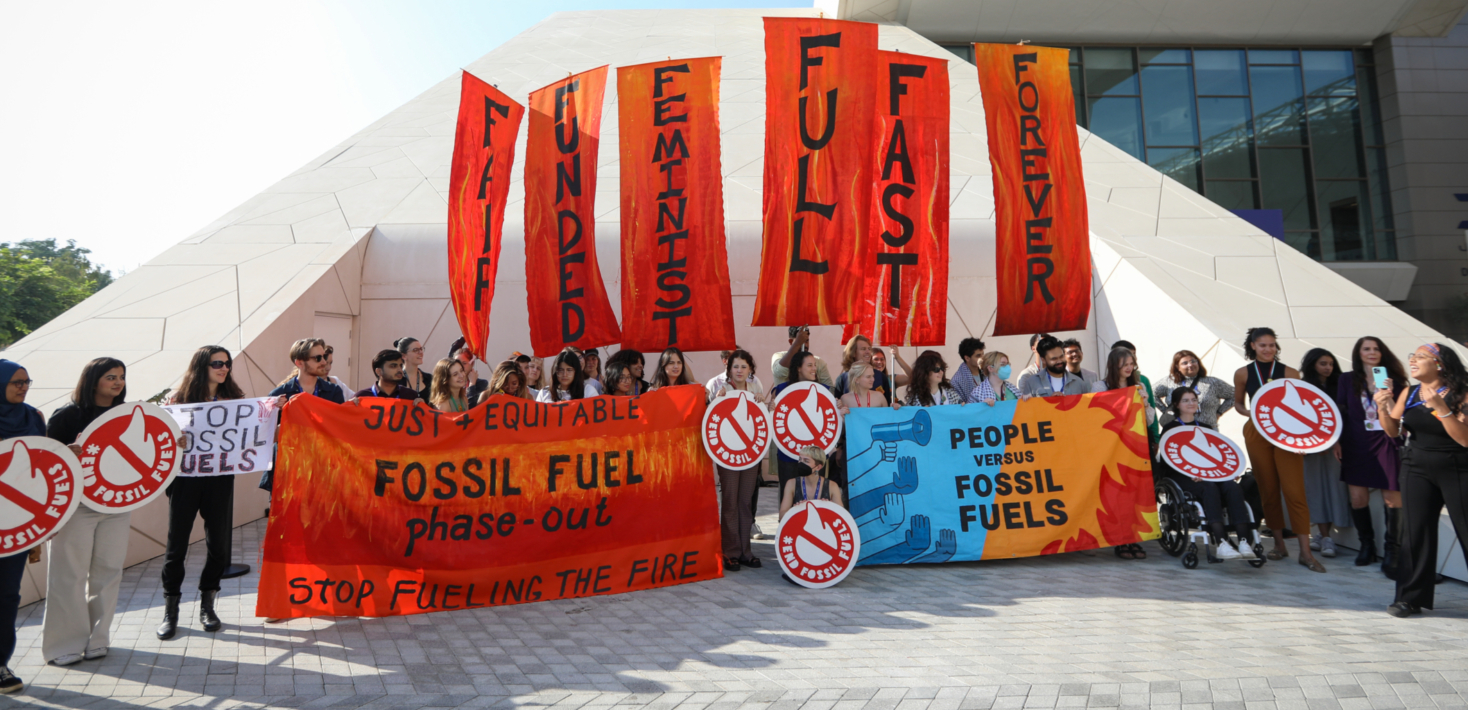 En la imagen, un grupo de activistas se manifiesta en el decimotercer día de la Conferencia sobre el Clima COP28 de la CMNUCC, el 13 de diciembre de 2023 en Dubái, Emiratos Árabes Unidos.