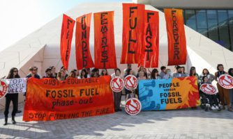 Global: El acuerdo de la COP28 para abandonar el uso de combustibles fósiles sienta un precedente pero no salvaguarda los derechos humanos