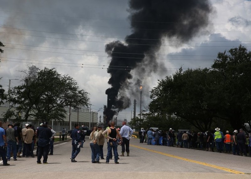 Trabajadores evacuados observan un incendio en el complejo de Baytown de ExxonMobil.