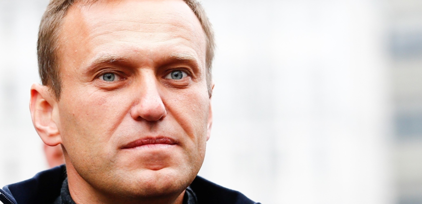 Alexéi Navalni, el fallecido líder de la oposición rusa, sonríe a cámara.