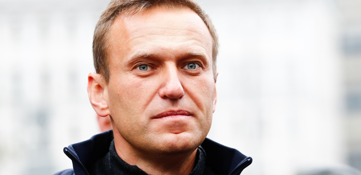 El fallecido líder opositor ruso Alekséi Navalni sonríe a la cámara.