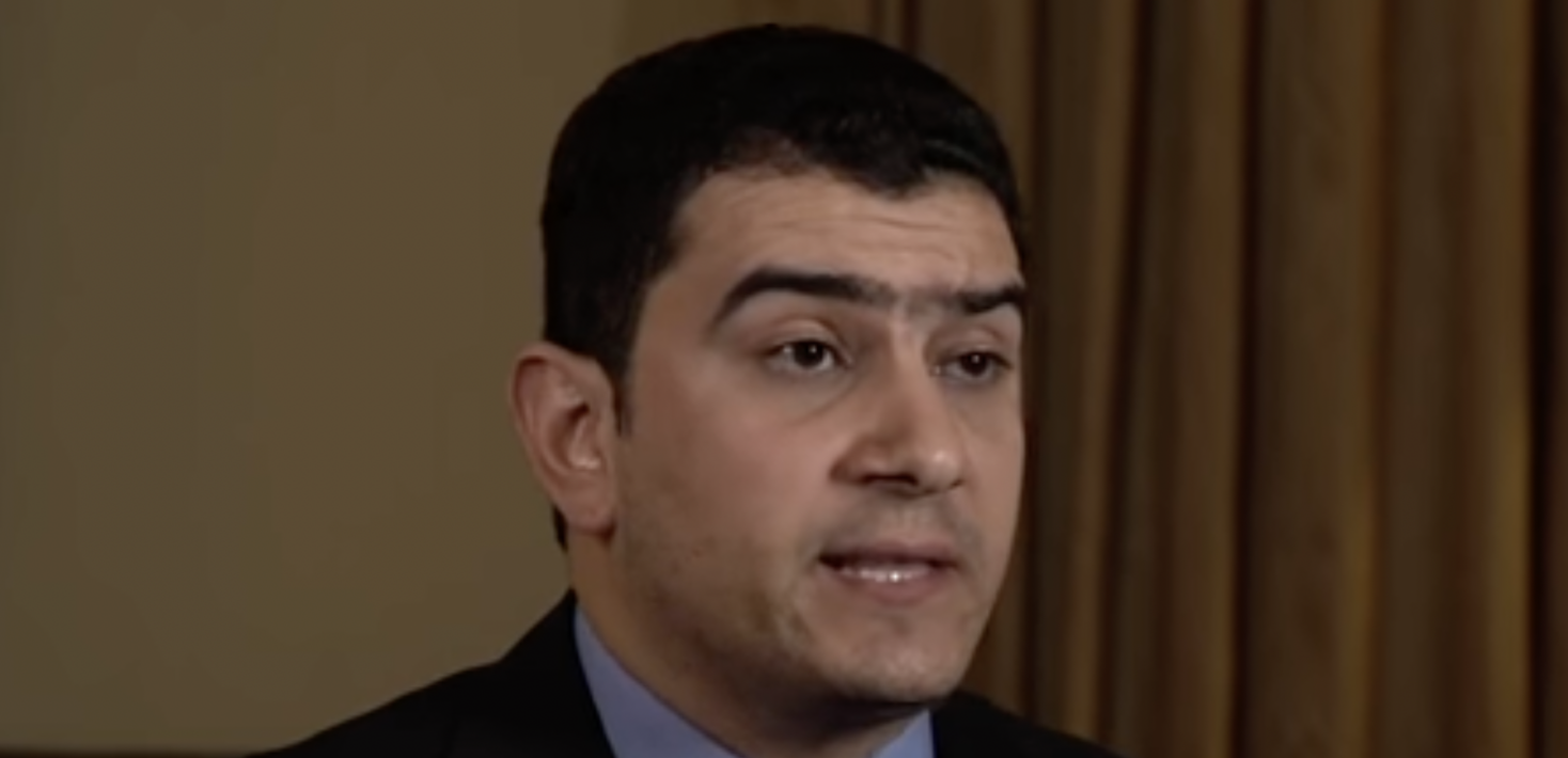 Ahmed Salem, director de la Fundación Sinaí para los Derechos Humanos —organización egipcia de defensa de los derechos humanos— con pelo negro corto, traje negro y corbata verde oscuro.
