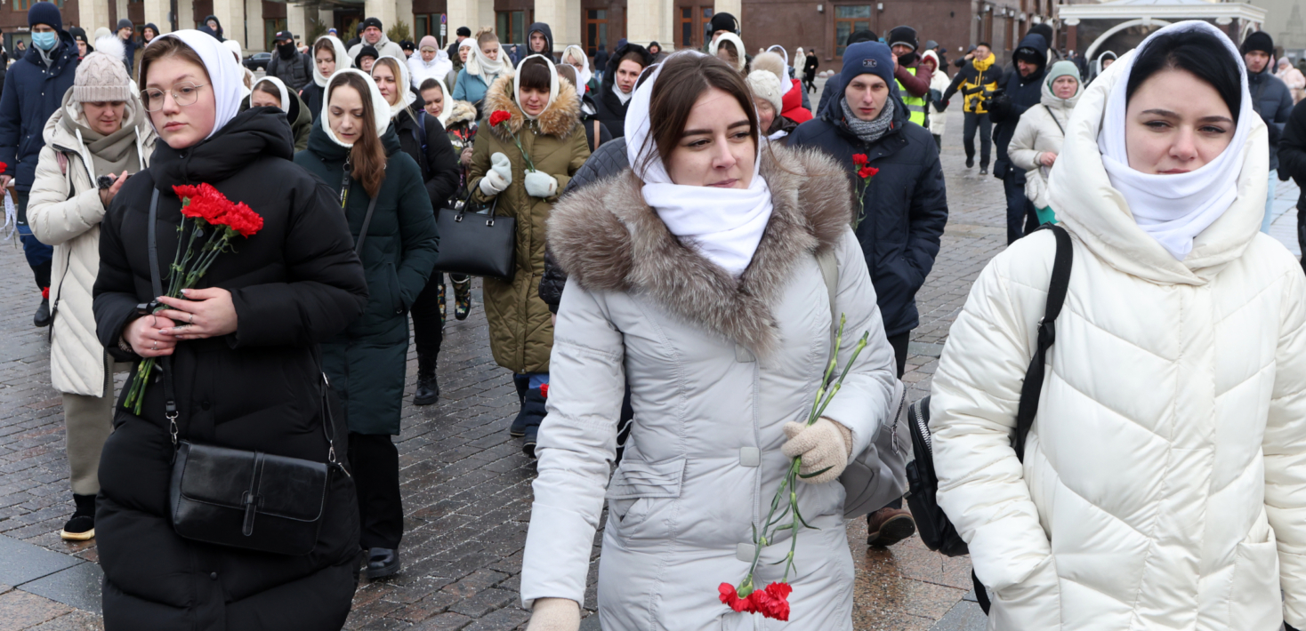 Esposas de reclutas rusos se manifiestan en el centro de Moscú reclamando que sus familiares regresen del frente en Ucrania.
