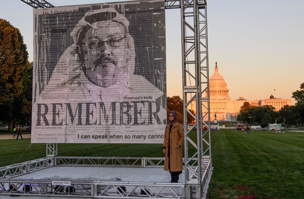 La escritora turca Hatice Cengiz, prometida del periodista y disidente saudí Jamal Khashoggi, posa junto a un retrato de éste tras descubrirlo en el National Mall en Washington DC (Estados Unidos).