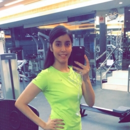 Manahel taking a selfie in the mirror at the gym
