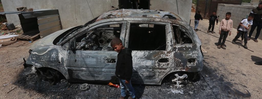 Imagen de un vehículo destrozado como resultado del incendio provocado, según informes, por colonos judíos en casas y vehículos en la localidad de Qusra de la gobernación de Nablús (Cisjordania), el 14 de abril de 2024.