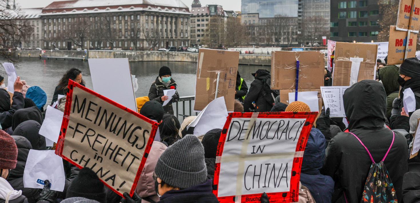 Manifestantes protestan frente a la embajada china en Berlín, Alemania.