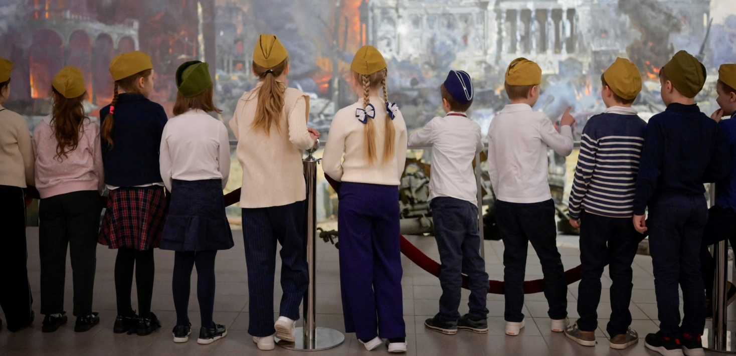 Un grupo de niños y niñas visitan el Museo de la Gran Guerra Patriótica (también conocido como Museo de la Victoria) en la colina Poklónnaya del oeste de Moscú, el 8 de mayo de 2024.