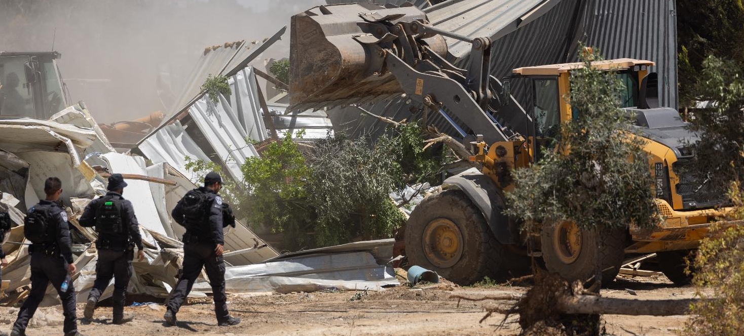 Unidades policiales hipermilitarizadas irrumpen en Wadi al Jalil para arrasar con excavadoras viviendas de población palestina beduina.