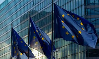 Unión Europea: Cambios catastróficos propuestos en legislación clave de sostenibilidad debilitarían los derechos humanos y las protecciones ambientales