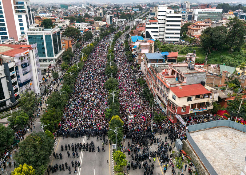 Vista aérea de una amplia carretera que se extiende hasta el horizonte, llena de miles de personas.